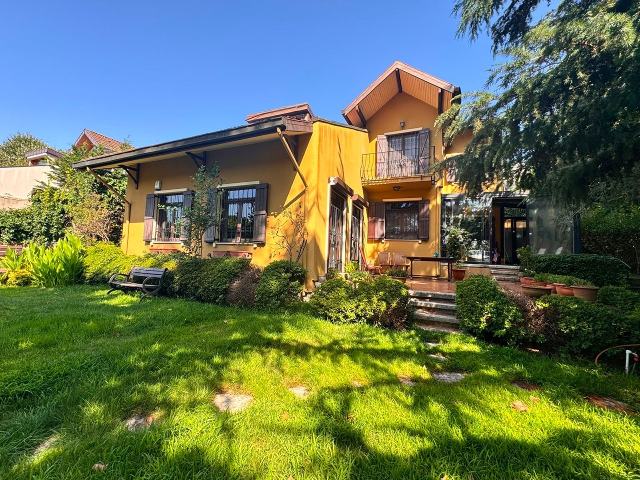 Zekeriyaköy 12. Cadde Koza villası bahçe ve dış cephe