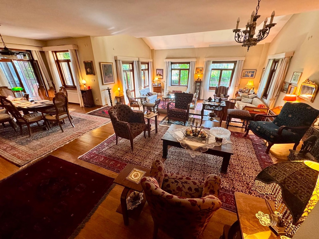 Geniş salon ve yemek alanı